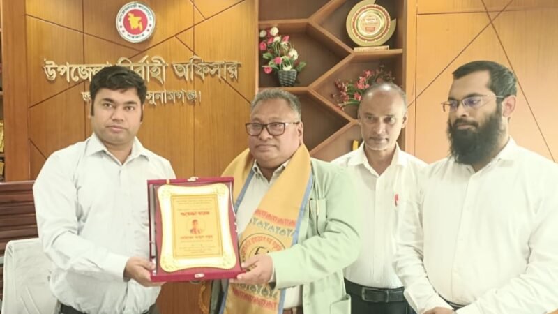 জগন্নাথপুরে আমেরিকা প্রবাসী মোহাম্মদ আব্দুল গফুরকে উপজেলা প্রশাসনের শুভেচ্ছা স্মারক ক্রেষ্ট প্রদান